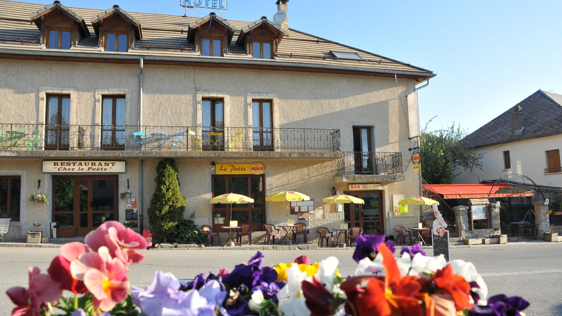 Hôtel-Restaurant Chez Le Poète - Extérieur (© Florence Michel)