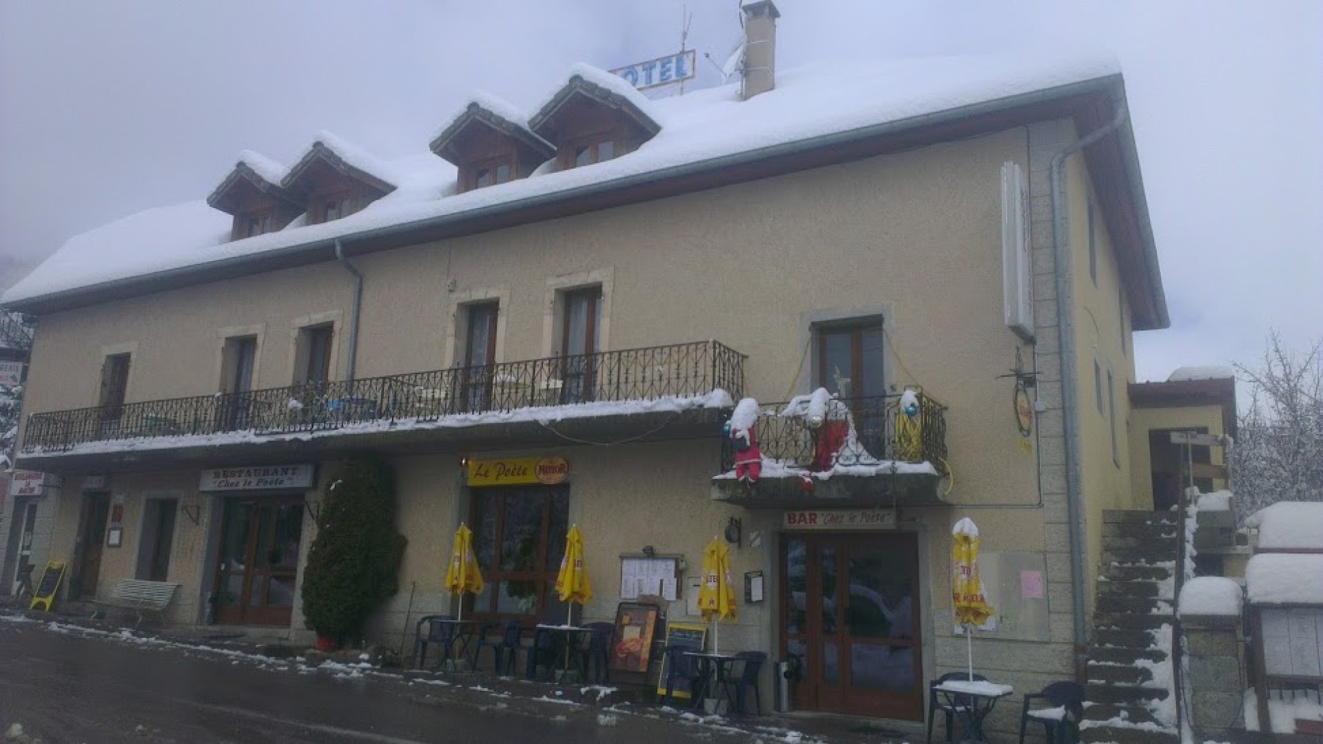 Hôtel-Restaurant Chez Le Poète - Extérieur (© Florence Michel)