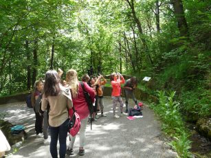 Découverte-du-Musée-promenade-en-visite-guidée-avec-des-collégiens